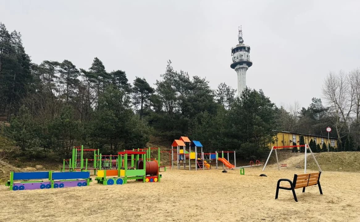 Przy Szkole Podstawowej w Żerkowie powstał nowy plac zabaw i parking [ZDJĘCIA] — zdjęcie 3 z 3