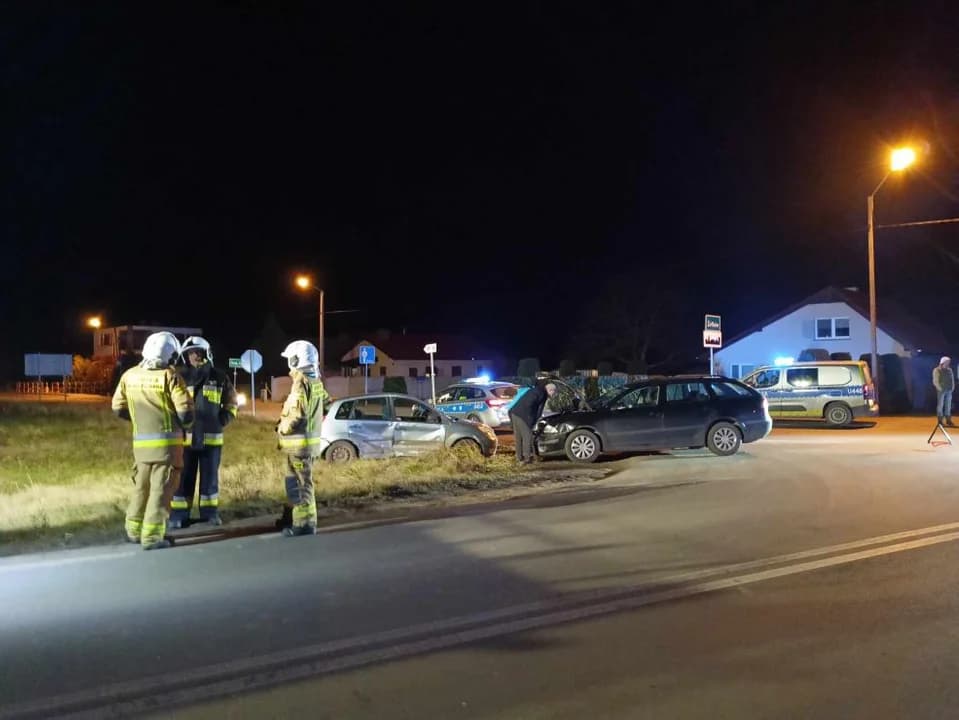 Zderzenie dwóch aut osobowych w Żółkowie w gminie Żerków — zdjęcie 5 z 5