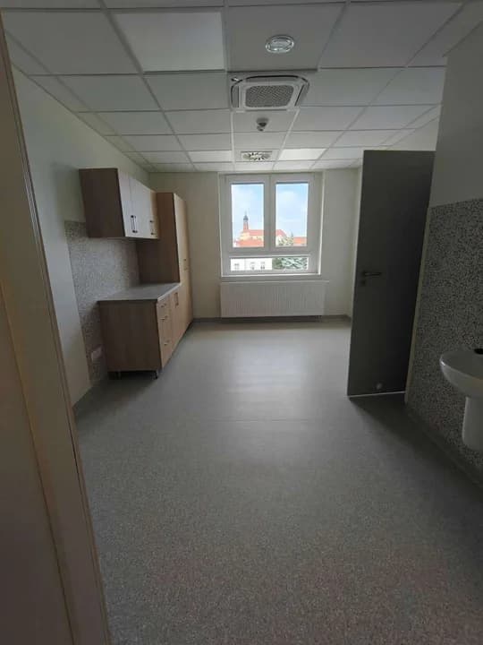 W maju zakończyły się prace budowlane, a obecnie - jak informuje szpital - trwają intensywne dostawy i montaż wyposażenia medycznego.