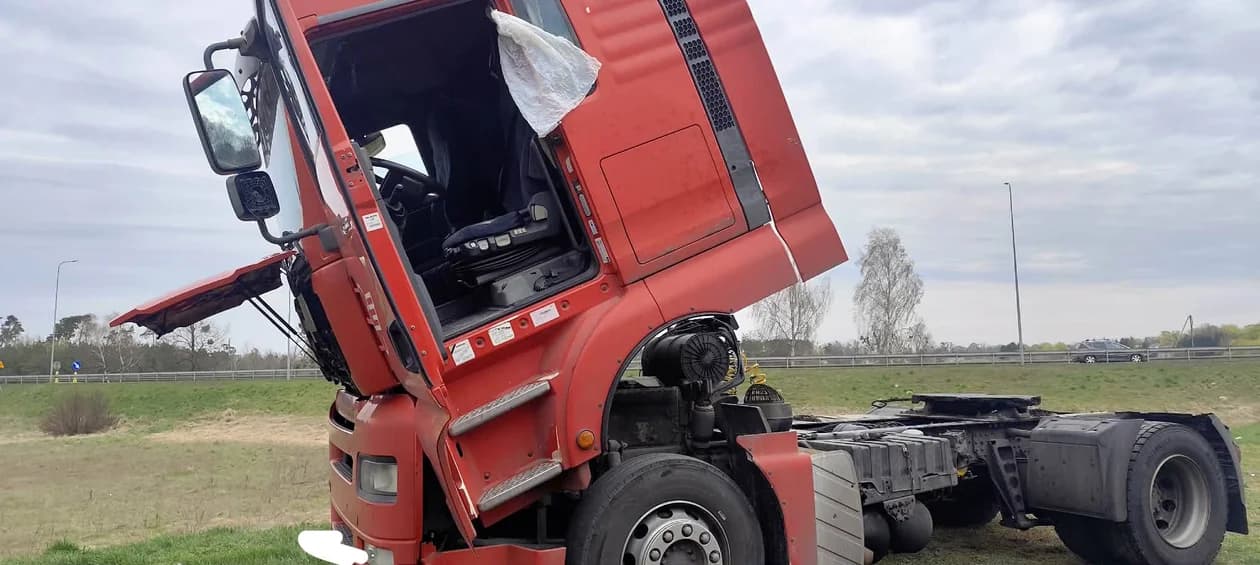 Awaria ciężarówki i pożar na cmentarzu. Strażacy w akcji — zdjęcie 2 z 3