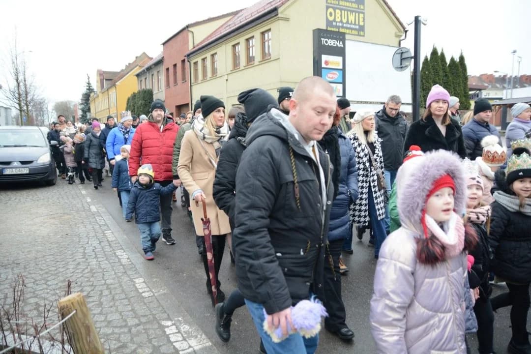 14. Jarocińskie Kolędowanie z Orszakiem Trzech Króli. Najwięcej było przedszkolaków  [ZDJĘCIA]