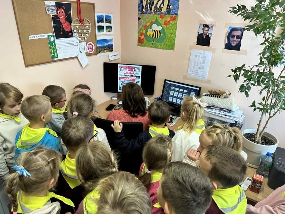 Mali odkrywcy z przedszkola „Jaś i Małgosia” odwiedziły redakcję „Gazety Jarocińskiej” i portalu jarocińska.pl — zdjęcie 1 z 8