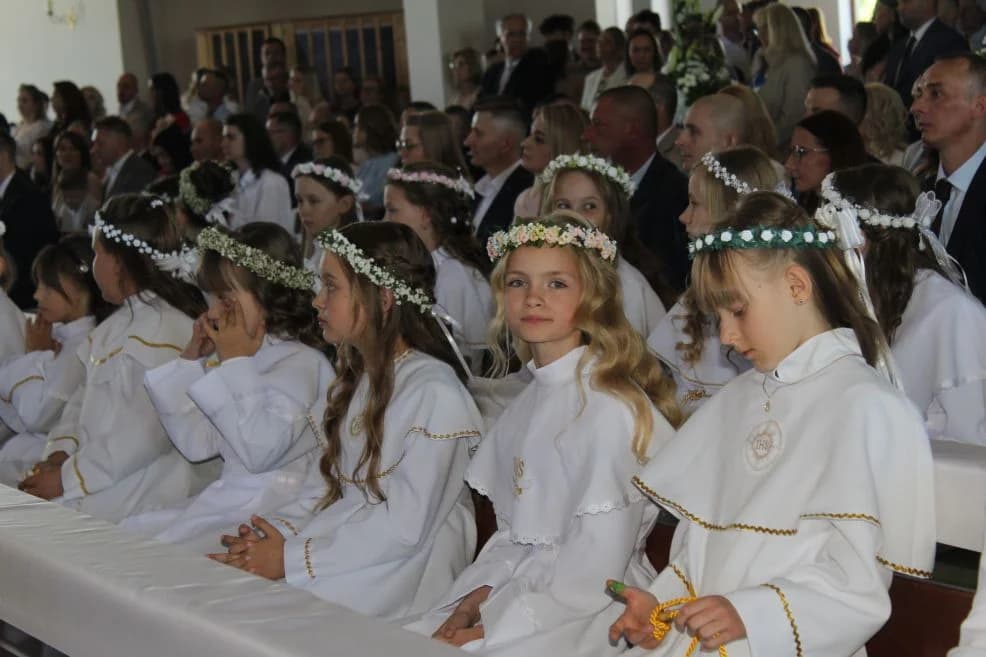 Pierwsza Komunia Święta w parafii Matki Bożej Fatimskiej i Chrystusa Króla w Jarocinie [ZDJĘCIA]