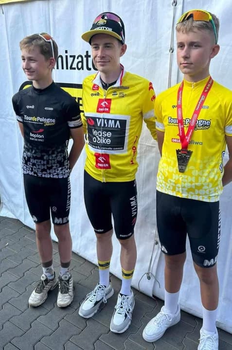 Marcel i Kuba z liderem seniorskiego Tour de Pologne Duńczykiem Jonasem Vinegaardem — zdjęcie 4 z 4