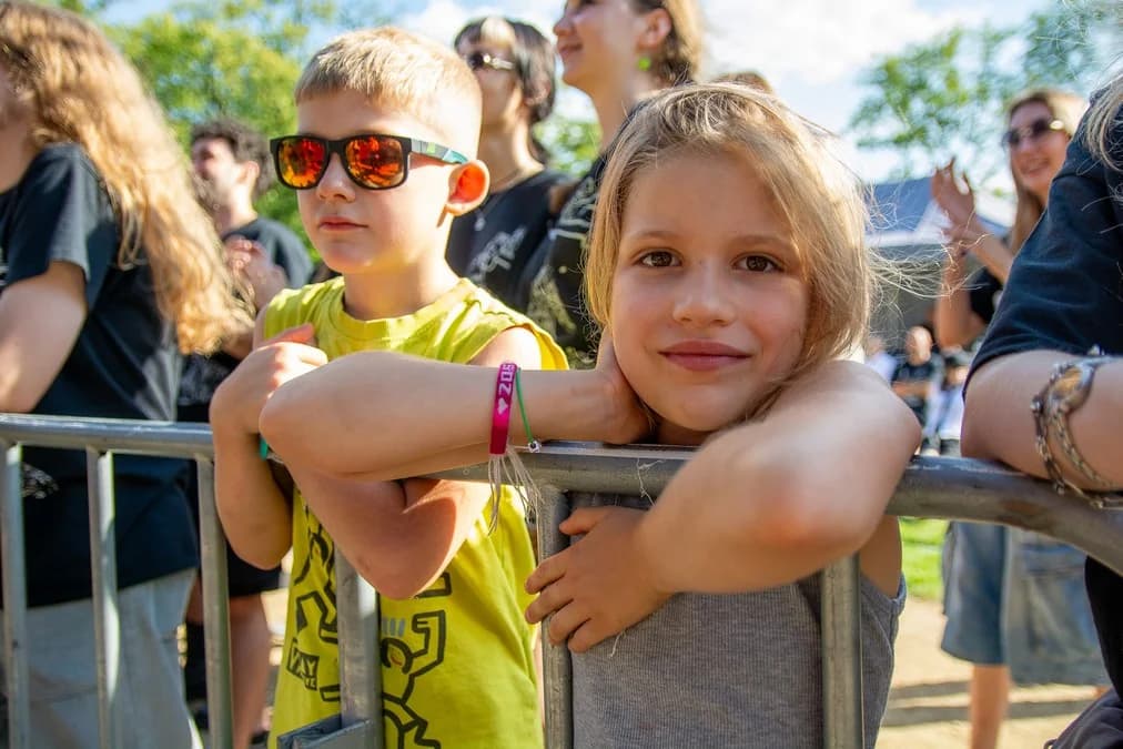 Dzieci na Jarocin Festiwal 2024. Zobacz uśmiechy i radość najmłodszych festiwalowiczów [ZDJĘCIA]