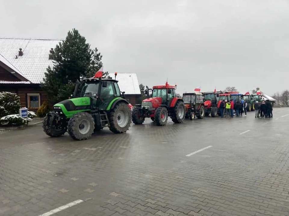 Jarocińscy rolnicy jadą na blokadę drogi do Gołuchowa — zdjęcie 2 z 36