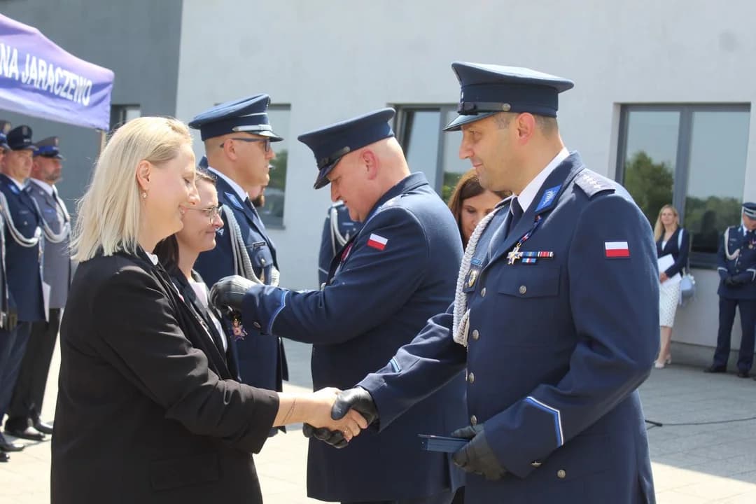Święto Policji w Jarocinie. Policjanci odebrali awanse, padła ważna zapowiedź na 2027 rok