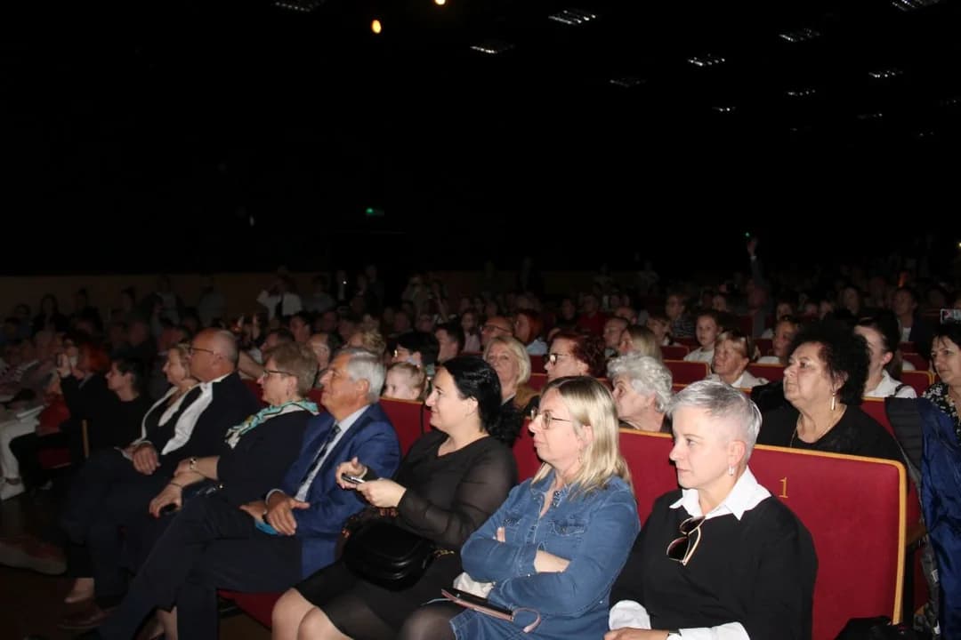 Przedszkolaki z "Marcinka" wystawiły bajki dla całej rodziny. Wyjątkowe przedstawienie w JOK-u [ZDJĘCIA] — zdjęcie 2 z 70