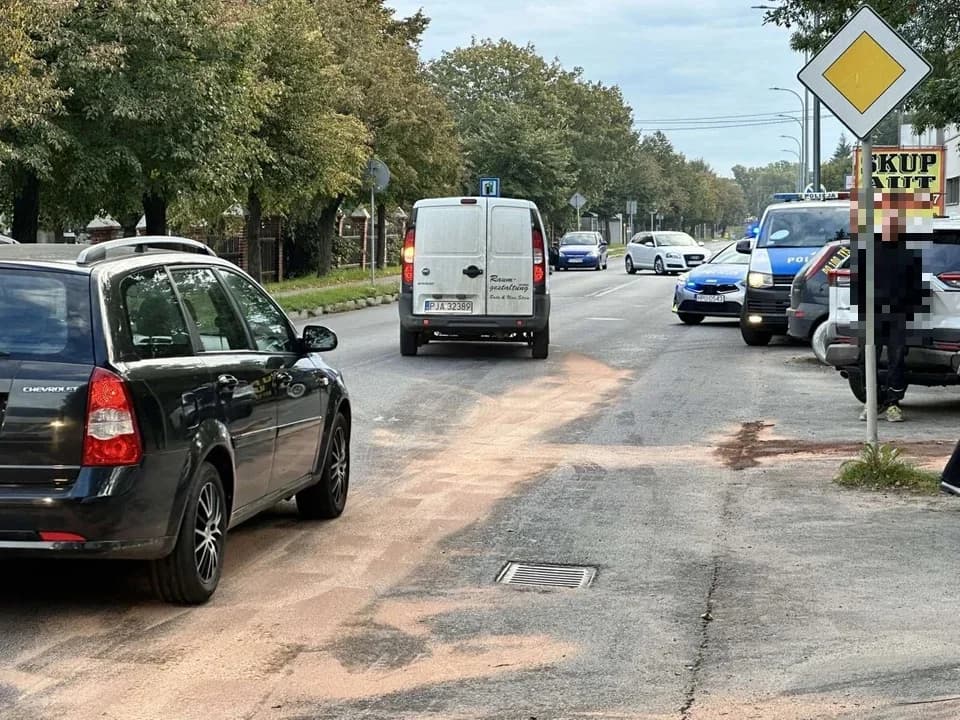 Zderzenie mercedesa i toyoty w Jarocinie — zdjęcie 5 z 5