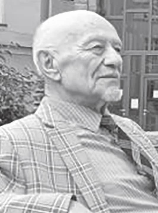 Znany jarociński adwokat. Nestor jarocińskiej palestry, który niedługo przed śmiercią obchodził 50-lecie pracy w zawodzie adwokata. Marian Gulcz urodził się 27 listopada 1935 w Kwileniu (obecnie gmina Chocz). W latach 1945-1954 uczęszczał do Szkoły Podstawowej w Dobrzycy. Potem naukę kontynuował w Liceum Ogólnokształcącym w Koźminie Wielkopolskim. W latach 1954-1958 studiował prawo na Uniwersytecie Wrocławskim. Po ukończeniu studiów, młody prawnik otrzymał nakaz pracy w prokuraturze. Obowiązki pełnił w kilku prokuraturach na Dolnym Śląsku. Po 10 latach od ukończenia studiów prawniczych, Marian Gulcz został radcą prawnym. W prasie znalazł ogłoszenie, że Jarocińska Fabryka Mebli poszukuje radcy prawnego i oferuje mieszkanie. W ten sposób Marian Gulcz powrócił do Wielkopolski. Od 1969 roku zamieszkał w Jarocinie. Pracował jako radca prawny w JFM, ale także w wielu innych jarocińskich zakładach pracy. W październiku 1973 roku złożył ślubowanie w Radzie Adwokackiej w Poznaniu. Pozostawał czynnym adwokatem przez pięćdziesiąt lat, aż do chwili śmierci. Był najstarszym czynnym przedstawicielem wielkopolskiej palestry. Mecenas Gulcz zmarł 28 października w Szelejewie Drugim, gdzie odbywał turnus rehabilitacyjny po chorobie. Najbliżsi prawnika podkreślają, że miał trzy równoważne miłości. - Kochał życie, kochał swoją żonę Halinkę i kochał adwokaturę, której poświęcił życie. Odszedł, bo wiedział, że zdrowie nie pozwoli mu już założyć togi z zielonym żabotem i wrócić na salę sądową - mówi Przemysław Gulcz, syn nieżyjącego mecenasa, również adwokat. Bardzo ciepło o nieżyjącym mecenasie wypowiadają się ci, którzy pracowali z nim na co dzień. - Był pracowity, dokładny, taktowny, zdyscyplinowany, miał nienaganny stosunek do ludzi. Ciepły, serdeczny, otwarty na innych, kochający życie i swój zawód. Pracował konsekwentnie, cierpliwie, budując kulturę prawną. Pokazał, że przyzwoitość może być cechą ponadczasową. Był nadzieją dla oskarżonych, jego przygotowanie do sprawy i sposób, w jaki ją prowadził, to był wzór pracy adwokata. Uważał, że prawo do obrony było święte, ponadczasowe i przynależne każdemu. Odszedł arystokrata wśród adwokatów - mówi sędzia Edyta Janiszewska, rzecznik prasowy Sądu Okręgowego w Kaliszu. Jak podkreśla środowisko, zmarły był postacią nietuzinkową. Zawód wykonywał z pasją. Wiadomość o śmierci mecenasa z bólem i niedowierzaniem przyjął sędzia Tomasz Janiec, a prywatnie przyjaciel Mariana Gulcza. W pamięci sędziego zmarły pozostanie jako dobry człowiek. Jednocześnie podkreśla, że nieżyjący adwokat pracował prawie do śmierci. Przypomina sobie, że jeszcze w sierpniu mecenas Gulcz był obrońcą w czasie rozprawy. We wrześniu spotkali się na sądowym korytarzu. - Odszedł jeden z ostatnich adwokatów z takiej „starej szkoły", bardzo szarmancki wobec kobiet, zawsze elegancki. Niezależnie od sytuacji, do sądu odnosił się z należytą estymą - wspomina Tomasz Janiec. Marian Gulcz był ojcem i dziadkiem czworga adwokatów i jednego studenta prawa. Ostatnie pożegnanie mecenasa Gulcza odbyło się 31 października 2023 roku. Został pochowany na jarocińskim cmentarzu komunalnym.