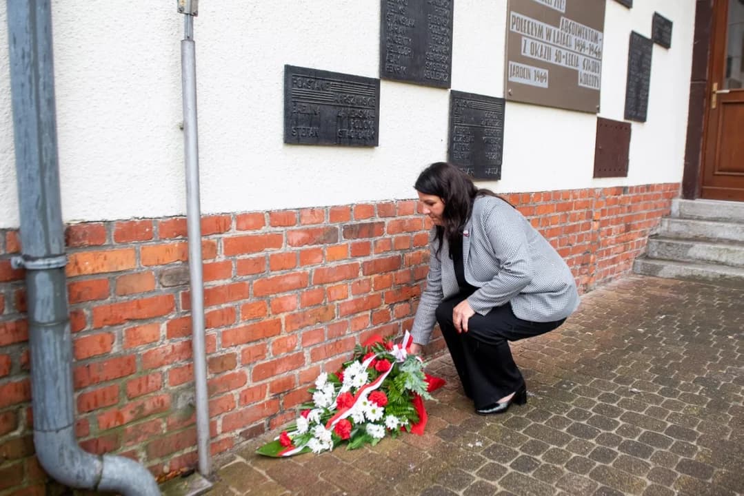 W Jarocinie uczczono symbolicznie godzinę W pod tablicą znajdującą się na ścianie Liceum Ogólnokształcącego — zdjęcie 2 z 13