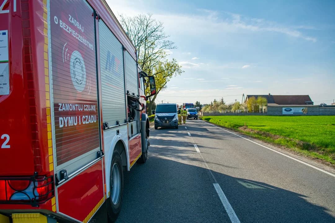 Zderzenie motocyklisty z autem dostawczym na DK 12 w Jaraczewie