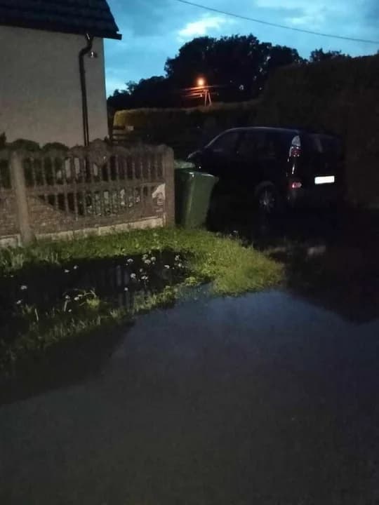 Ulice na os. Ługi w Jarocinie są systematycznie zalewane. Mieszkańcy proszą o pomoc - PWiK odpowiada [ZDJĘCIA] — zdjęcie 6 z 17