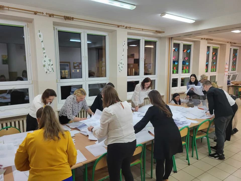 Wybory 2024. Komisje liczą głosy. Jakie będą wyniki wyborów samorządowych? [ZDJĘCIA]