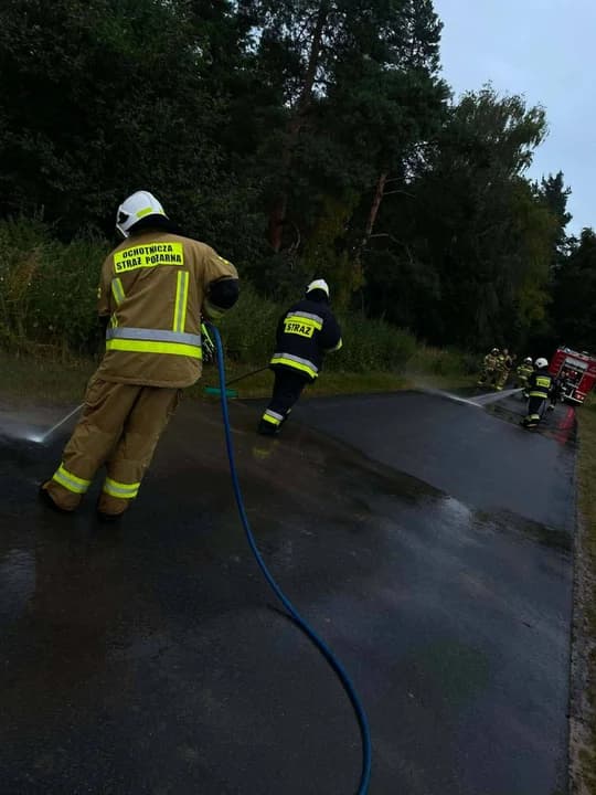 W Magnuszewicach usuwali z jezdni błoto