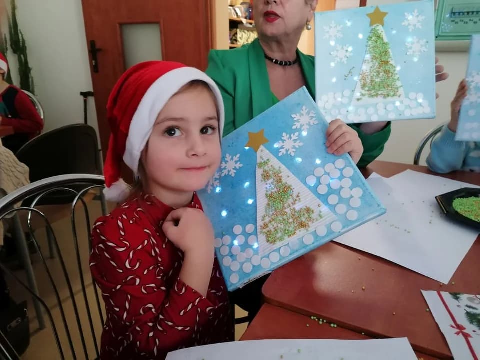 Przedszkolaki wzruszyły seniorów. Świąteczne warsztaty przy ul. Zacisznej w Jarocinie — zdjęcie 3 z 17