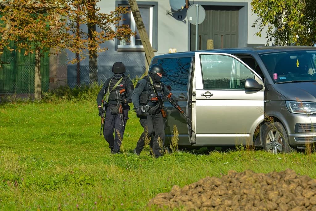 Katastrofa samolotu, uzbrojeni przestępcy i działania antyterrorystów - duże ćwiczenia policji i służb ratowniczych [ZDJĘCIA I FILM]