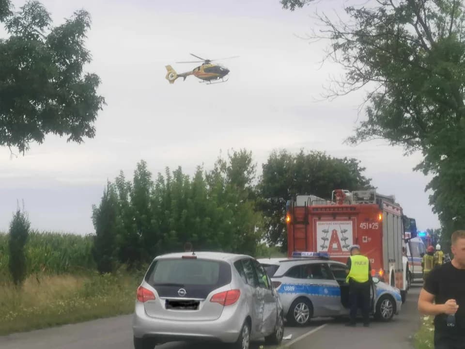 Zderzenie motocyklisty z samochodem osobowym na drodze między Roszkowem a Siedleminem.  [ZDJĘCIA] — zdjęcie 6 z 20