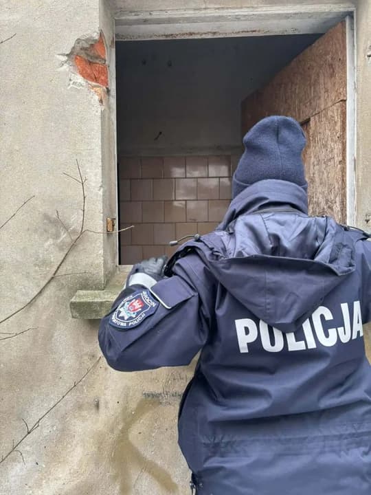 Policja sprawdza miejsca, w których mogą przebywać osoby bezdomne — zdjęcie 3 z 4
