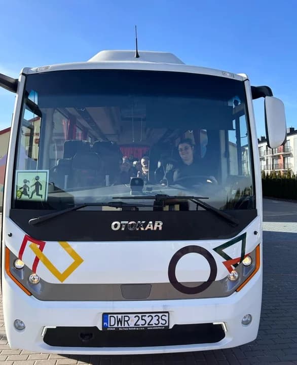 Katarzyna Kowalska jest jedyną dyrektorką, która kieruje autobusem