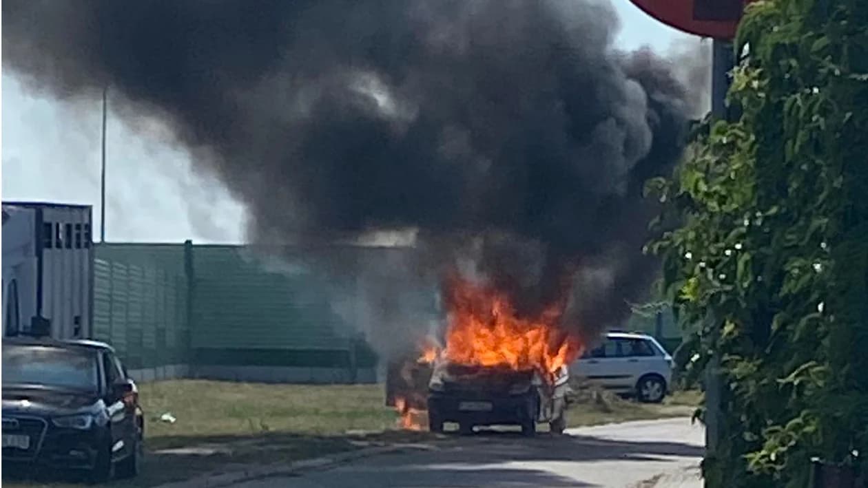 Auto w ogniu na ul. Okrężnej w Jarocinie. Kłęby dymu unoszą się nad miastem