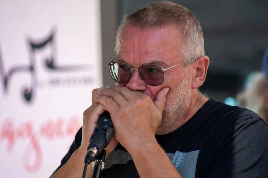 Bluesowy koncert pod sklepem u Łącznego