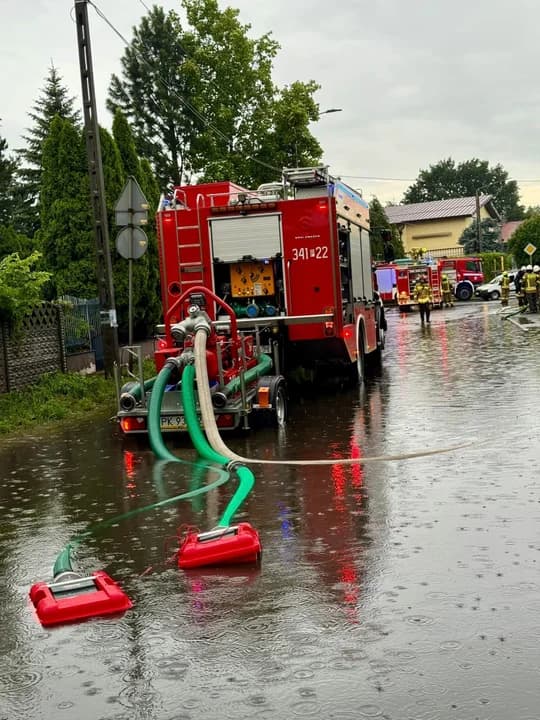 Nasi strażacy w akcji po nawałnicy w sąsiednim powiecie. Walczyli z wielką wodą [ZDJĘCIA] — zdjęcie 3 z 28