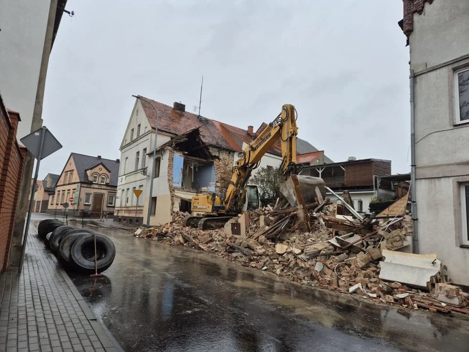 W Żerkowie wyburzyli budynek, żeby mogła powstać nowoczesna biblioteka [ZDJĘCIA, WIDEO]