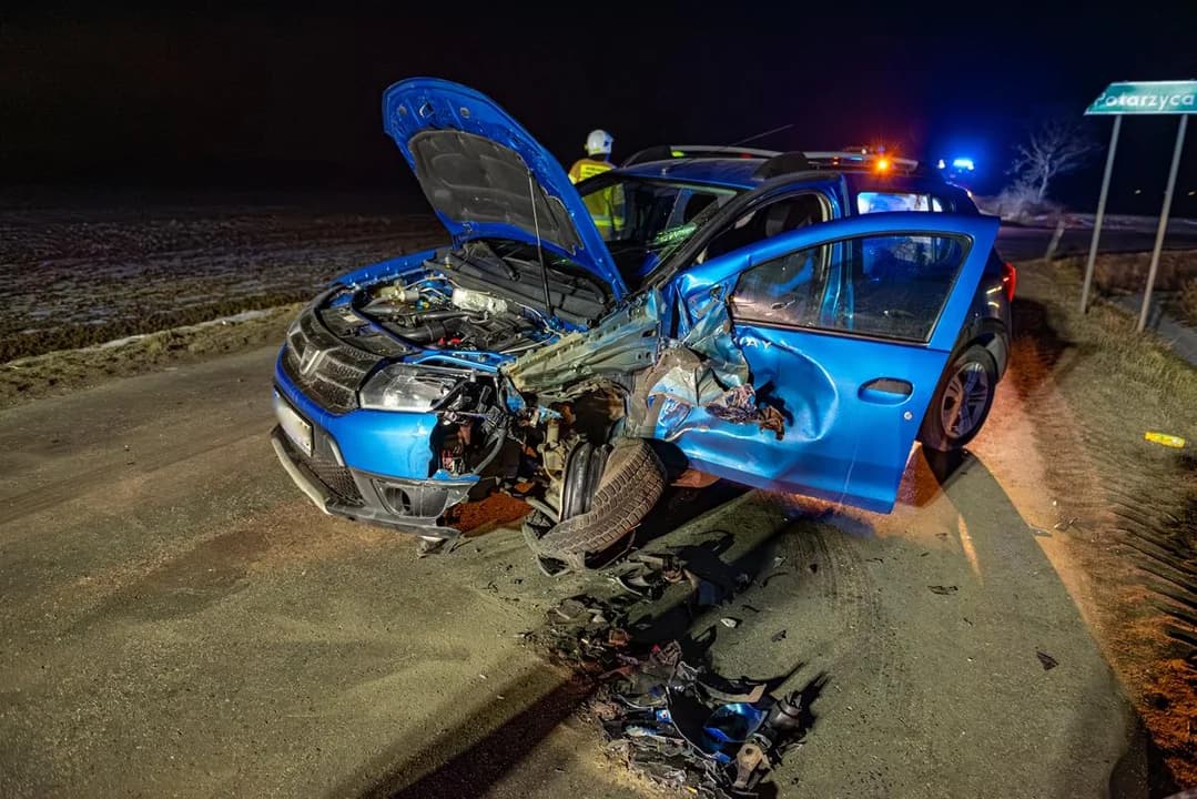 Zderzenie Dacii z ciągnikiem rolniczym w Rusku — zdjęcie 3 z 7