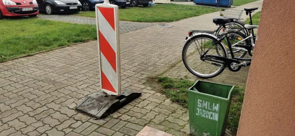 Ktoś ukradł właz do studzienki na osiedlu Bema w Jarocinie. Mieszkańcy zaniepokojeni [AKTUALIZACJA, ZDJĘCIA]