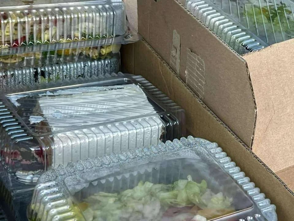 Jedzenie ze studniówki ZSP nr 1 w Jarocinie trafiło do lodówki społecznej — zdjęcie 3 z 5