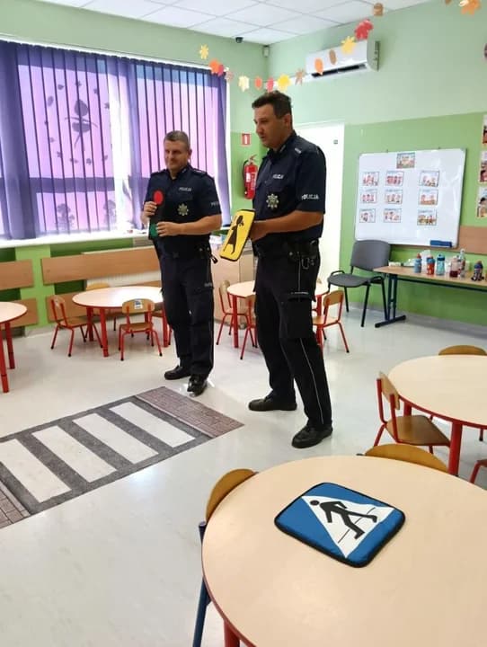 Bezpieczna droga do szkoły. Jarocińscy policjanci edukowali najmłodszych mieszkańców [SONDA] — zdjęcie 6 z 44