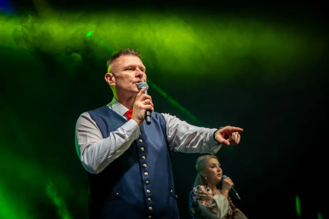Śląska biesiada i hity Norbiego. Sala JOK-u wypełniła się niemal po brzegi — zdjęcie 2 z 39