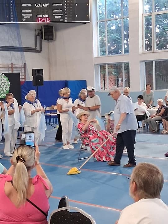 Zaprezentowano wystawę unikalnego rękodzieła przygotowaną przez uczestników Środowiskowego Domu Samopomocy w Chromcu. Dr hab. n. med. Andrzej Gawrecki, konsultant wojewódzki w dziedzinie diabetologii, reprezentujący Uniwersytet Medyczny w Poznaniu oraz Klinikę Diabetologii Szpitala Miejskiego im. Franciszka Raszei w Poznaniu, wygłosił wykład o profilaktyce i leczeniu cukrzycy. Seniorzy mogli także bezpłatnie zbadać poziom cukru we krwi.