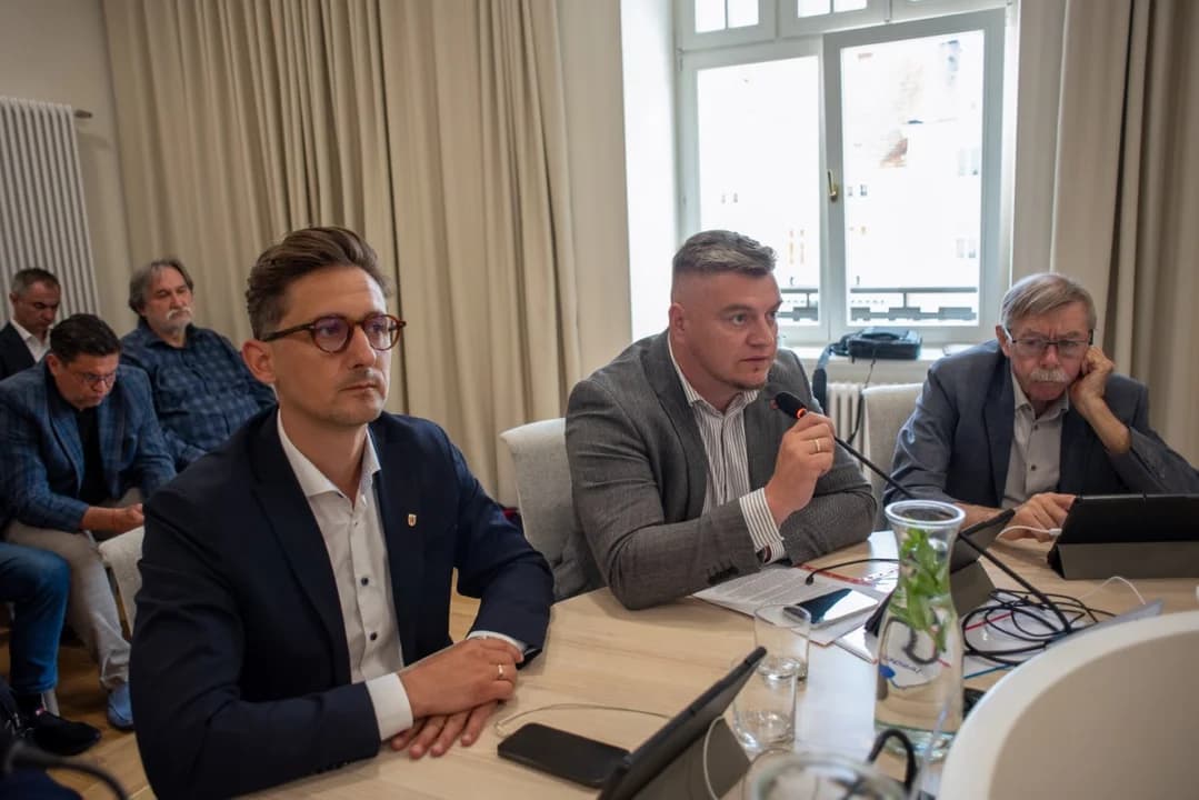 Radni nie mają zaufania do burmistrza, choć finanse oceniają dobrze. Posypały się zarzuty, wspomniano o referendum [ZDJĘCIA]