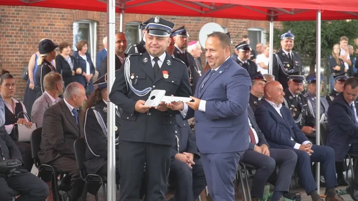 Pamiątkowy klucz do remizy przekazał wójt gminy Nowe Miasto nad Wartą - Wiesław Schreiber