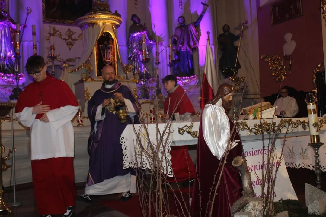 Ekstremalna Droga Krzyżowa w parafii św. Marcina w Jarocinie — zdjęcie 3 z 49
