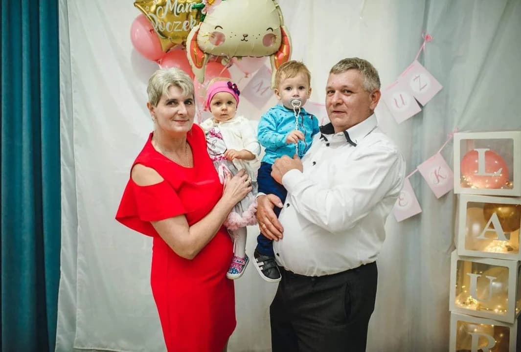 "Kochana babciu Jolu kochany dziadku Marku dziękujemy wam za wszystko, co dla nas robicie. Choć jesteśmy jeszcze mali, pokazujecie nam jak wygląda świat cały. Kochamy was całym serduszkiem z bukietem kwiatów i laurka do was dziś pędzimy by złożyć wam życzenia zdrowia szczęścia powodzenia. Dziękujemy wam za wszystkie chwile nie możemy się też doczekać tych które razem spędzimy. Wnuk Antek oraz wnuczka Laura" - Ilona Gulczyńska.