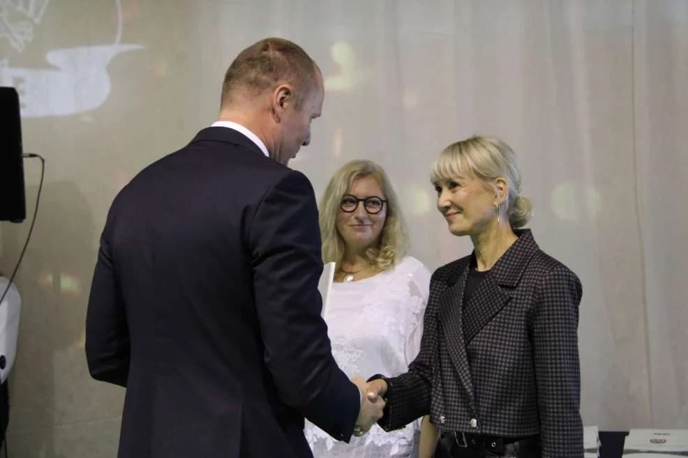 Dzień Nauczyciela w szkołach powiatu jarocińskiego - były podziękowania, kwiaty i nagrody - wiemy jakie [ZDJĘCIA] — zdjęcie 2 z 173