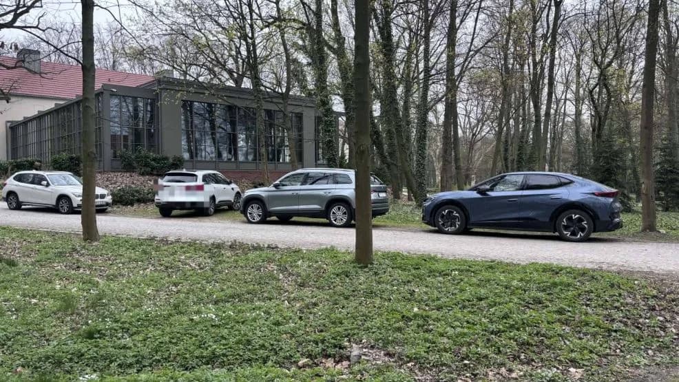 Auta na trawnikach przed zakazem w Parku Radolińskich. Policja w akcji, a gmina stawia na monitoring — zdjęcie 4 z 5