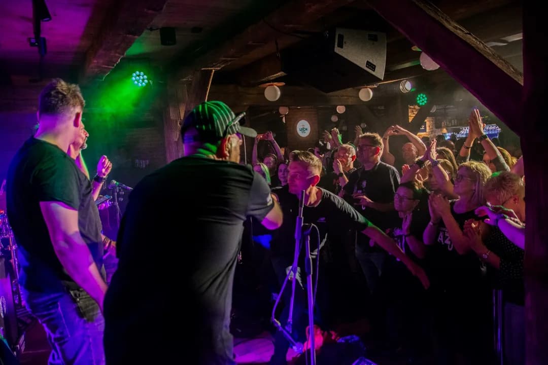Sztywny Pal Azji zagrał w Spichlerzu w Jarocinie. Wyjątkowy koncert z niezwykłym prezentem [ZDJĘCIA]