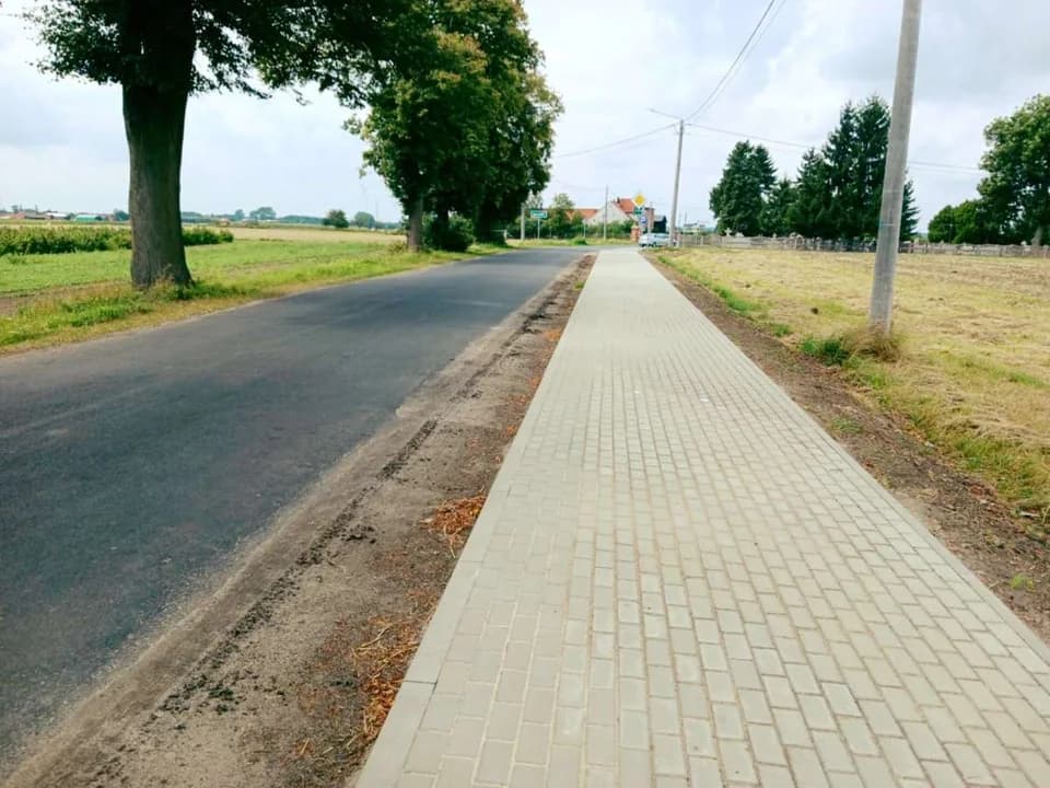 Nowy chodnik przy drodze powiatowej Sławoszew-Parzew — zdjęcie 5 z 5