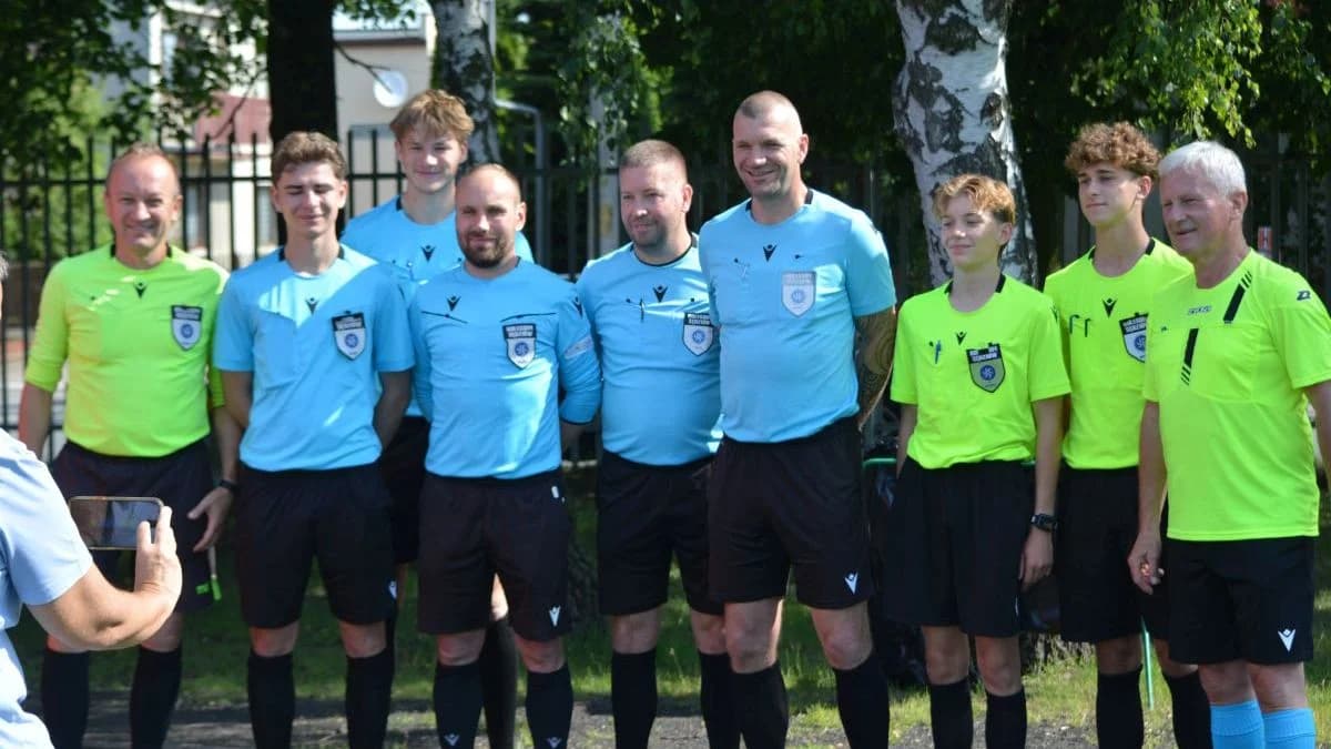 Piłkarskie święto mieli kibice w sobotę w Jarocinie. Od rana mogli oglądać zmagania dzieci o Puchar Starosty. Z kolei popołudniu byli świadkami meczu legend reprezentacji Polski i Lecha Poznań