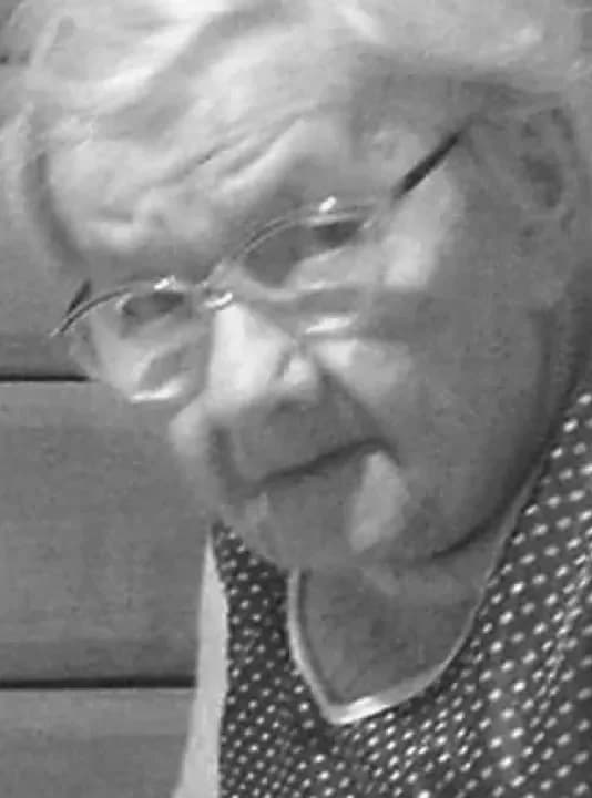 Najstarsza mieszkanka gminy Jarocin. W chwili śmierci miała 104 lata i dwa miesiące. Urodziła się 11 czerwca 1921 roku w Stefanowie. Jej rodzicami byli Marianna i Stefan Solińscy. Miała aż jedenaścioro rodzeństwa. Szkołę podstawową ukończyła w Golinie. Jako szesnastolatka, po śmierci matki, musiała zająć się wychowaniem młodszego rodzeństwa. W czasie wojny pracowała u Niemca, który stacjonował w Golinie. W 1947 roku wyszła za mąż za Stanisława Michalskiego, a w kolejnym roku urodziła bliźniaki - córkę i syna. Cała rodzina wyprowadziła się do Wrocławia. Pani Anna podjęła pracę w szkole. W 1949 roku na świat przyszło trzecie dziecko, drugi syn. Sentyment ciągnął ich jednak z powrotem w rodzinne strony. W 1962 roku wybudowali dom w Golinie i tu się przeprowadzili. Życie nie oszczędzało Anny Michalskiej. W 1964 roku zginął jej syn, potrącony przez pijanego kierowcę samochodu. Cztery lata później pochowała drugiego syna, który przez kilka lat walczył z chorobą nowotworową. Jej ukochany mąż zmarł w 1984 roku. Sama w wieku 75 lat zachorowała na nowotwór, który udało jej się pokonać. Jako 100-latka musiała zmagać się z covidem. Wnuczki wspominają: „Od końca grudnia do marca była tak ciężko chora, że był z nią utrudniony kontakt. Oddychała przy pomocy koncentratora tlenu. Całą chorobę spędziła w domu. Jednego dnia jakby obudziła się ze „śpiączki" i powiedziała: ,,Przepraszam, czy dostanę dziś coś dobrego do jedzenia". Od tego dnia wróciła jej świadomość. Zaczęła nas poznawać. Uczyła się na nowo trzymać widelec, łyżkę, szklankę. Przy pomocy masażystki i rehabilitanta na nowo uczyła się chodzić przy chodziku. Do marca 2025 r. była w pełni sprawna. Później zachorowała na dwie infekcje, który osłabiły jej organizm. Już nie chodziła, tylko siadała na łóżku. Do ostatnich chwil była świadoma. Bardzo chciała żyć. W 104. urodziny powiedziała: „To teraz do 105.” (...) Mówiliśmy na nią: „wojownicza księżniczka”, bo nią dla nas była”. Uroczystości pogrzebowe Anny Michalskiej odbyły się we wtorek, 5 sierpnia. Najstarsza mieszkanka gminy Jarocin została pochowana na cmentarzu w Golinie.