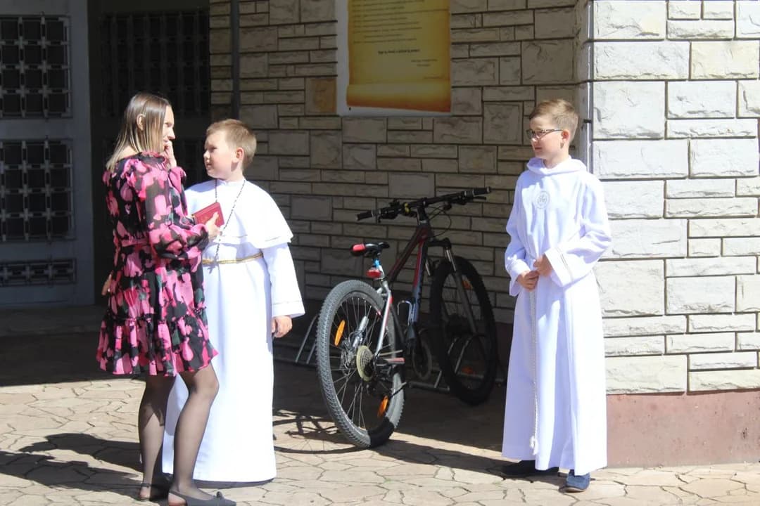 Pierwsza uroczystość Pierwszej Komunii Świętej w Jarocinie. Sakrament w parafii św. Antoniego Padewskiego [ZDJĘCIA] — zdjęcie 5 z 434