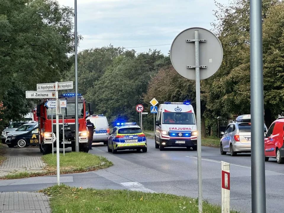 Wszystkie służby ratunkowe: straż pożarna, policja i Zespół Ratownictwa Medycznego interweniowały na Al. Niepodległości w Jarocinie.