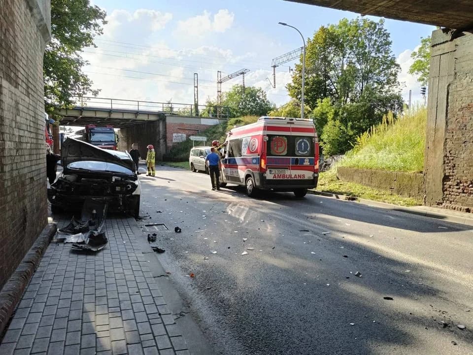Zderzenie dwóch samochodów przy wiaduktach na al. Niepodległości w Jarocinie [ZDJĘCIA] — zdjęcie 5 z 13