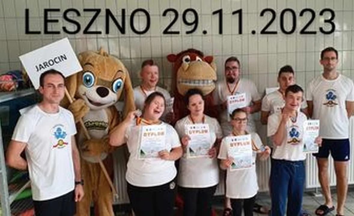 Uczniowie Zespołu Szkół Specjalnych na podium Mitingu Pływackiego
