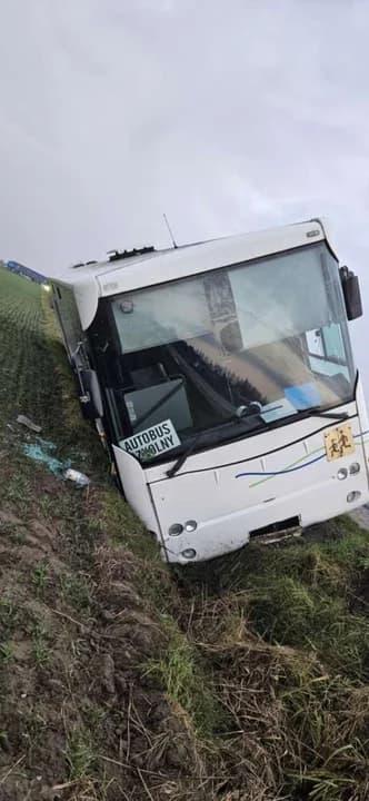 Szkolny autobus wpadł do rowu w Łukaszewie — zdjęcie 5 z 5