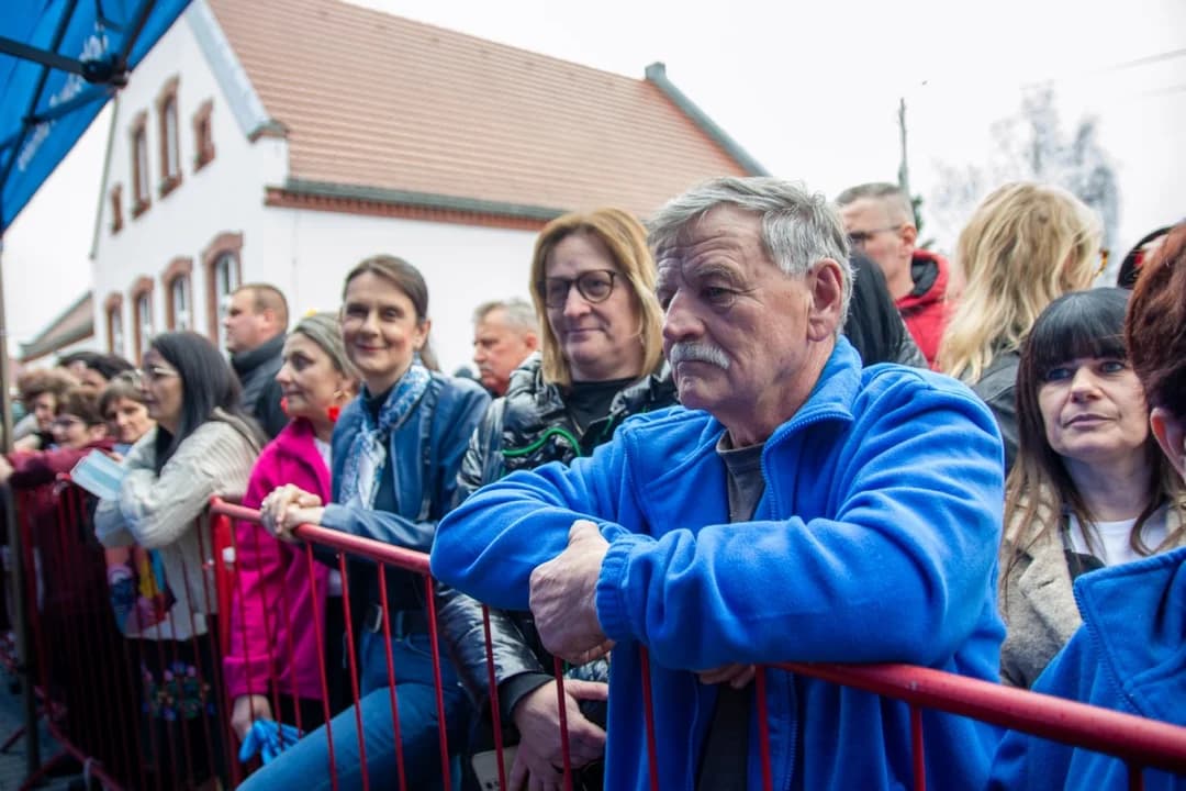 Wielkie tarcie chrzanu w Chrzanie. Przy tarkach stanęło blisko 100 KGW z całej Wielkopolski  [ZDJĘCIA, AKTUALIZACJA]
